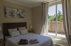 3 bedrooms, desk, iron/ironing board, travel crib