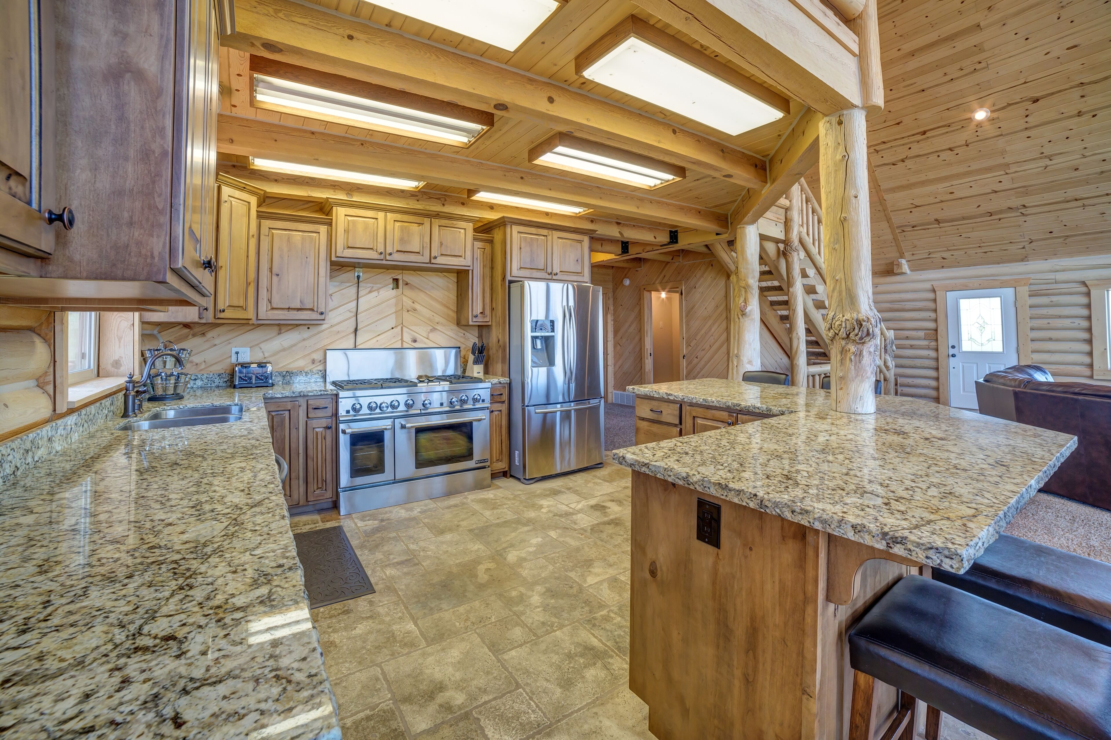 Huge, Gorgeous Log Cabin, 100% remodeled, Right on Golf Course by Ideal Beach!!