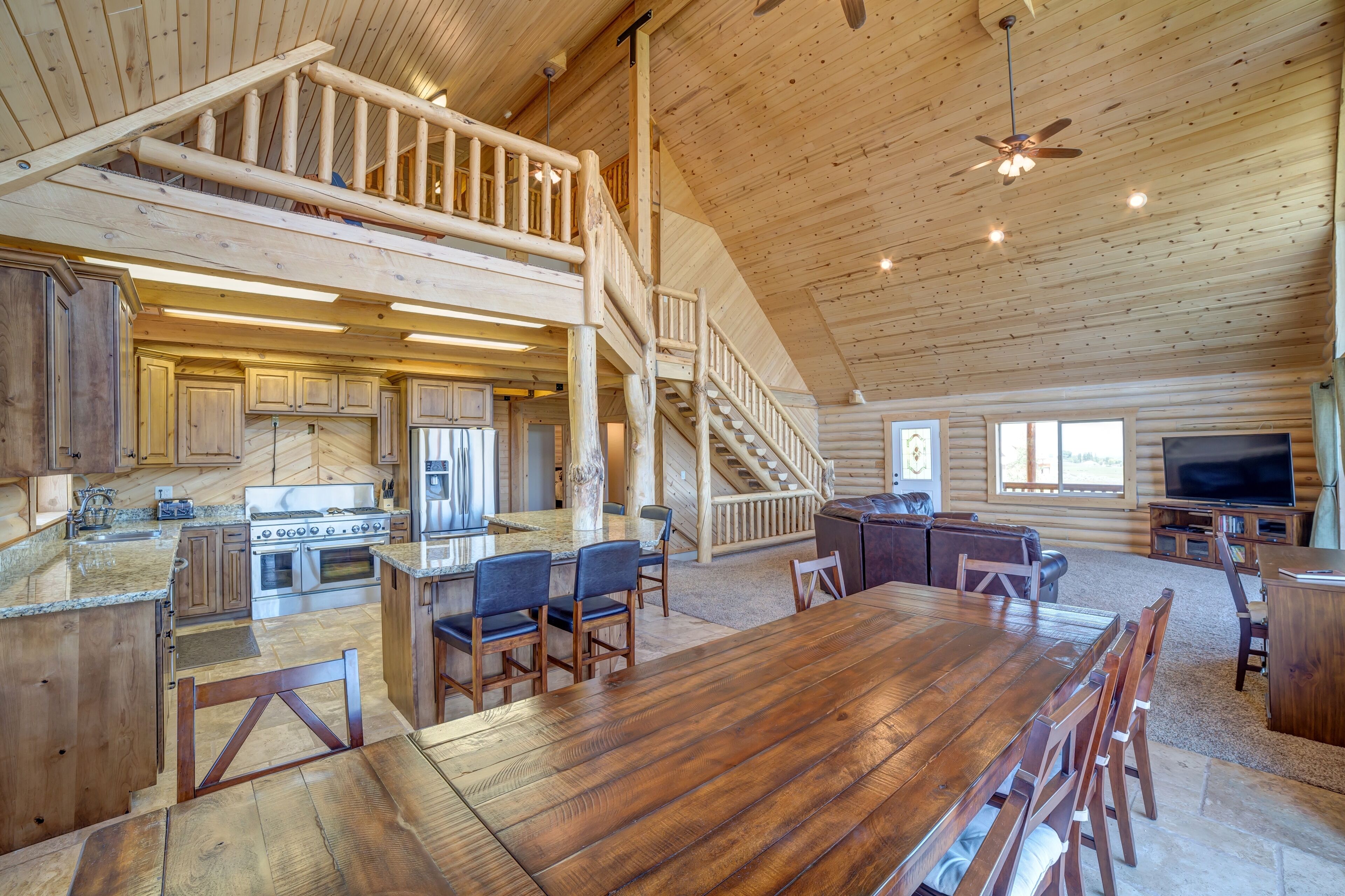 Huge, Gorgeous Log Cabin, 100% remodeled, Right on Golf Course by Ideal Beach!!