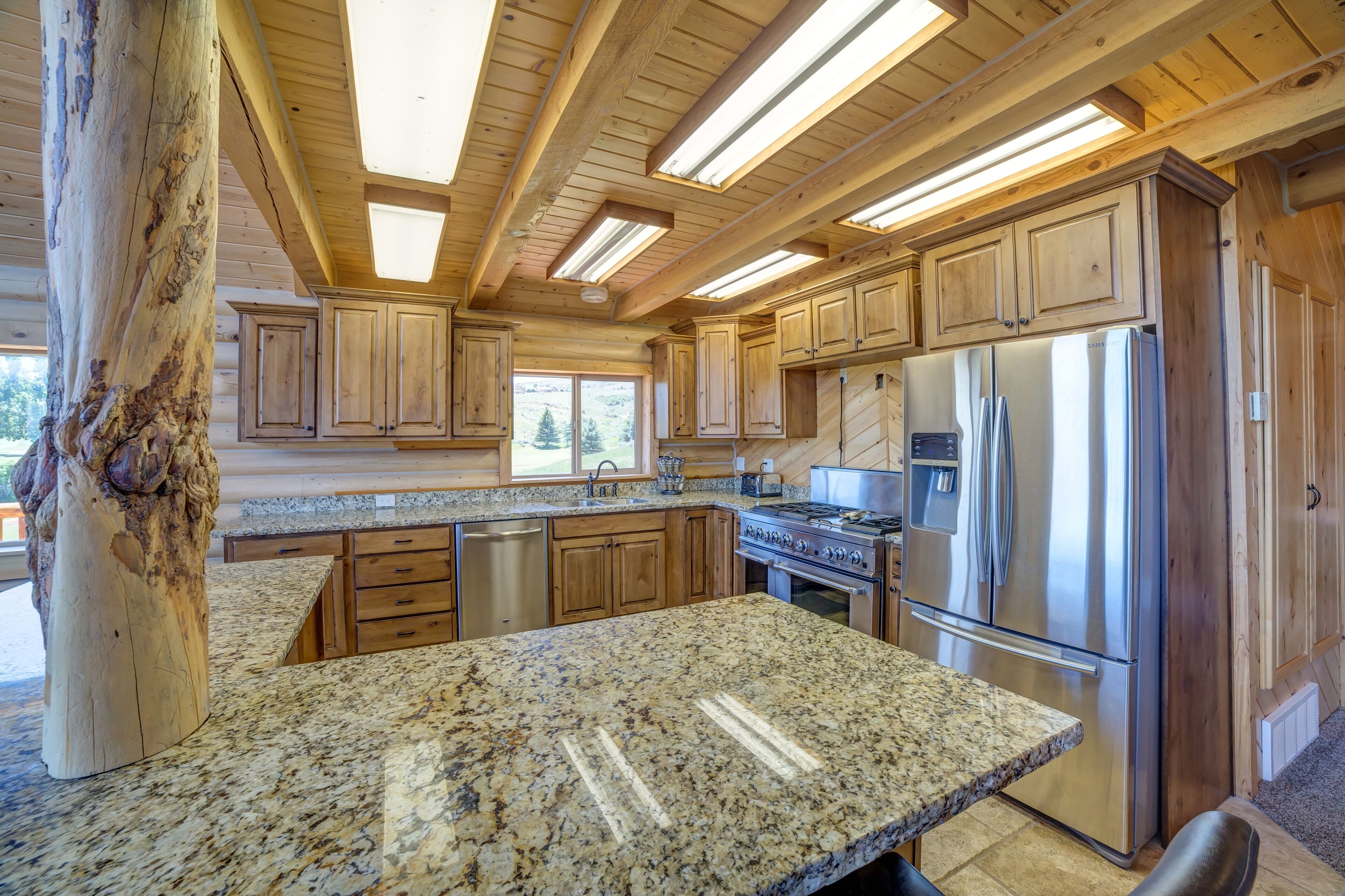 Huge, Gorgeous Log Cabin, 100% remodeled, Right on Golf Course by Ideal Beach!!