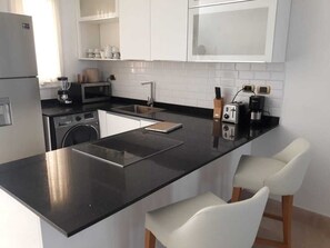 Geladeira, micro-ondas, fogão, cooktop