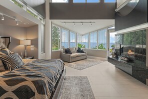 7 habitaciones, escritorio y tabla de planchar con plancha 