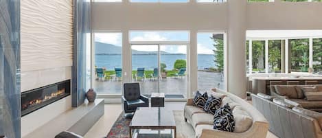 Smart-TV, Kamin, Arbeitsbereiche