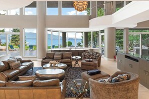 Smart-TV, Kamin, Arbeitsbereiche