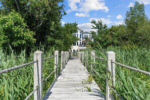 المنطقة المحيطة بالمنشأة