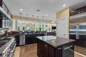 ثلاجة، ميكروويف، فرن، موقد طهي مسطح