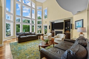 تلفزيون، كرة قدم الطاولة، كُتُب، مكتبة فيديو