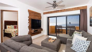 TV, mesa de pingue-pongue, livros, biblioteca musical