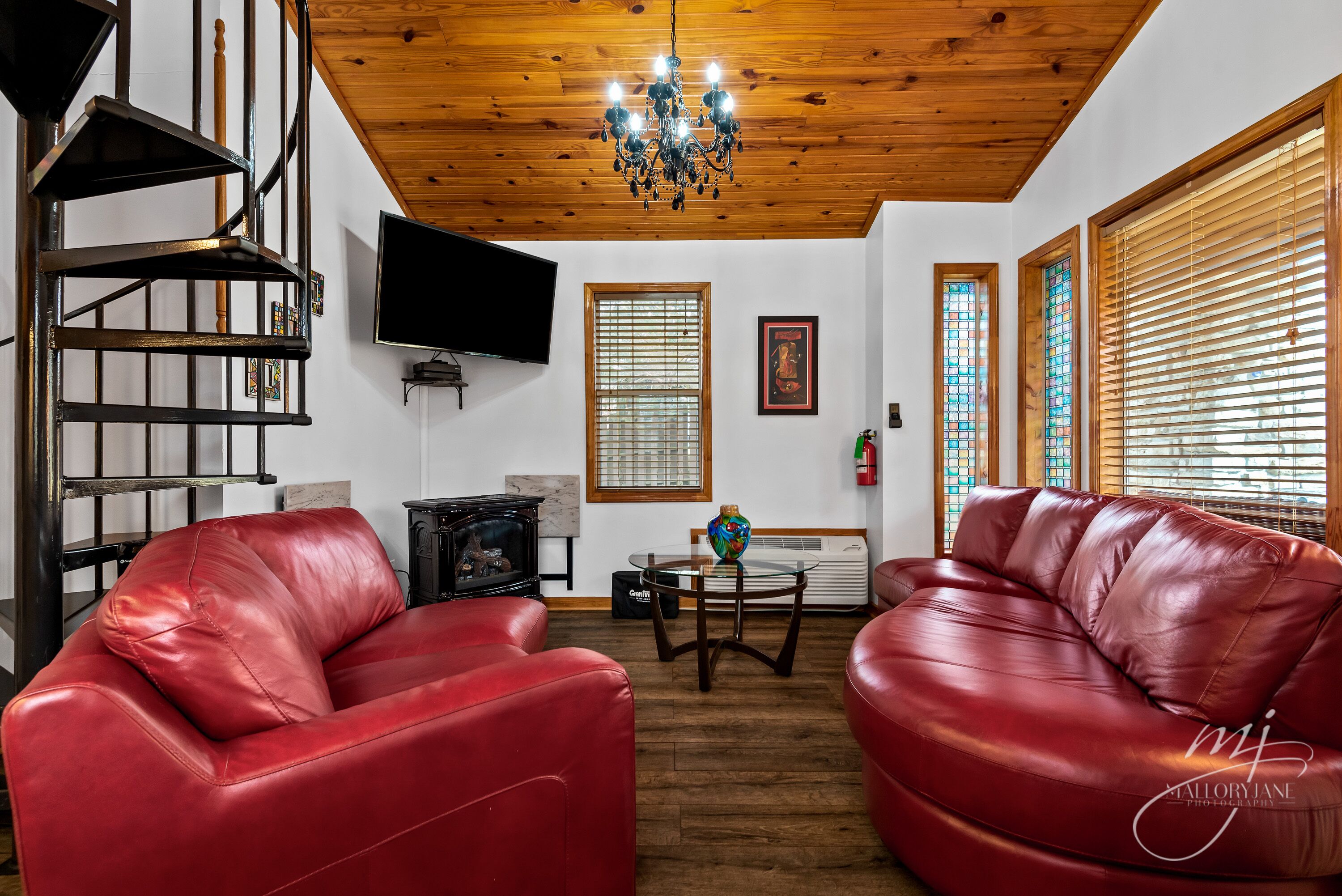 Beautiful two bedroom cabin with a five minute walk to Eureka Springs Main St