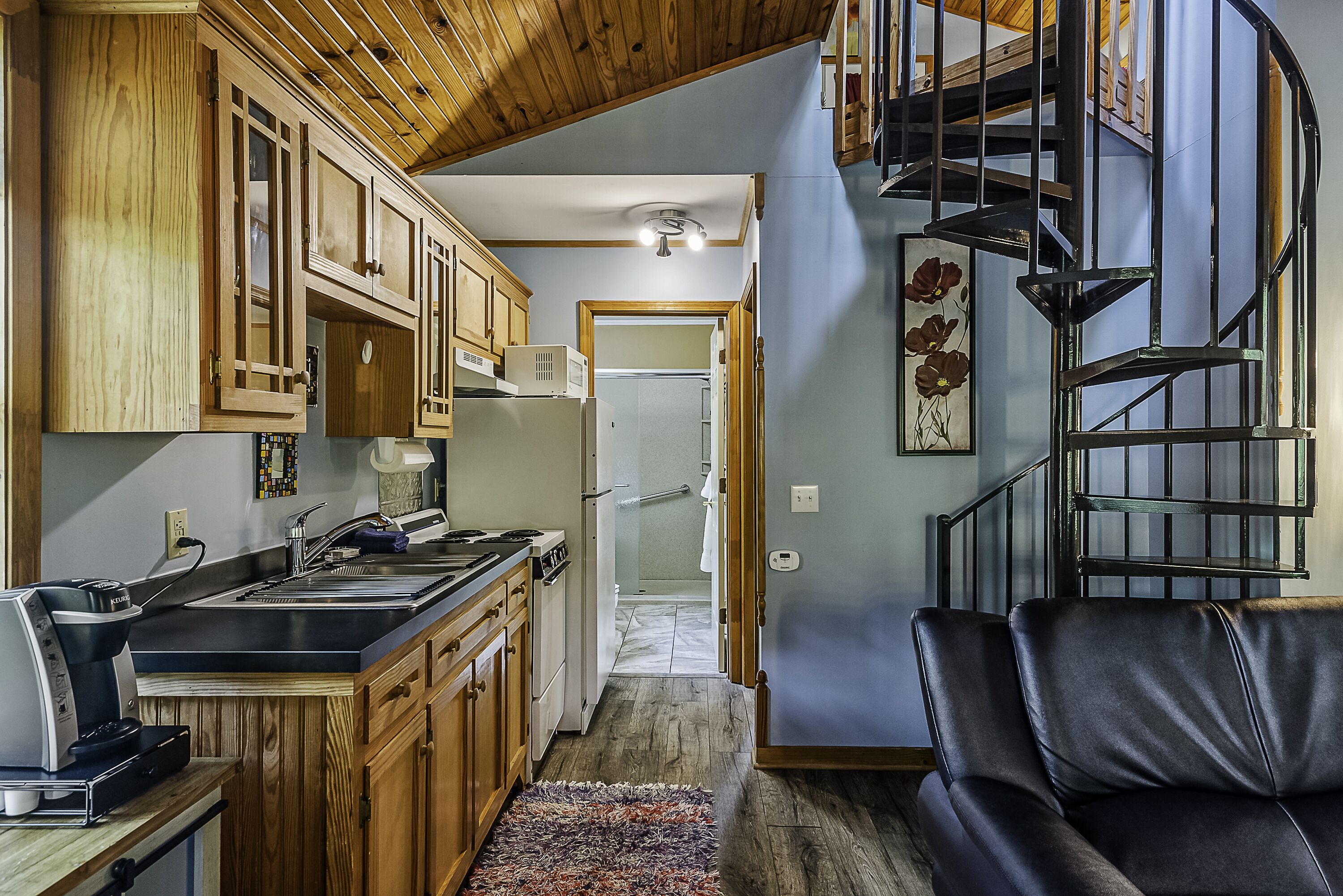 Beautiful two bedroom cabin with a five minute walk to Eureka Springs Main St