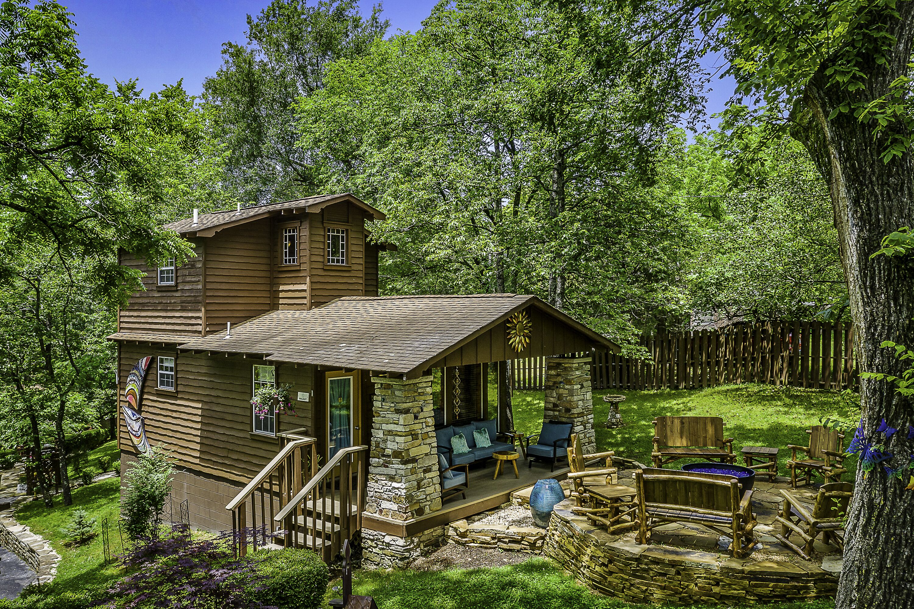 Beautiful two bedroom cabin with a five minute walk to Eureka Springs Main St
