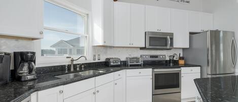 Full-size fridge, microwave, oven, stovetop
