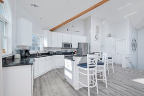 Full-sized fridge, microwave, oven, stovetop