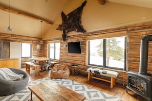 Smart TV - Ski-In/Out Mountain Cabin Home! Private Hot Tub, Stunning Views, 7min Drive to R (Big Sky)