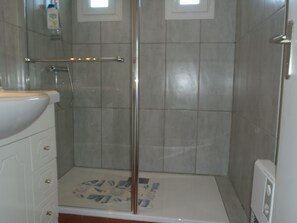 Douche, sèche-cheveux