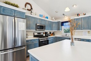 Fridge, microwave, oven, stovetop - 1820 - The Lost Sapphire, Golf Anyone? Tee Up a Great Vacay with pool and Hot Tub. (Corolla)