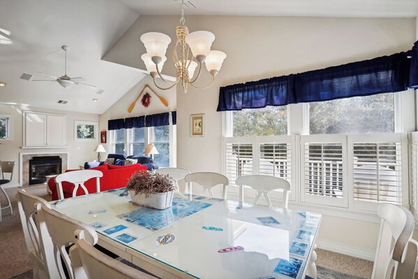 Dining - 1820 - The Lost Sapphire, Golf Anyone? Tee Up a Great Vacay with pool and Hot Tub. (Corolla)