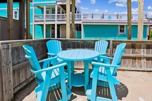 Outdoor dining - 6100- Red Snapper Inn, Red Snapper Inn | Oceanfront | South Nags Head | Sleeps 22 (Nags Head)