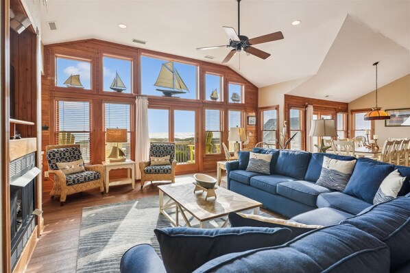 Televisión, chimenea, reproductor de DVD y estéreo 