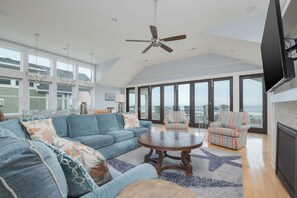 TV, caminetto, videogiochi, lettore DVD