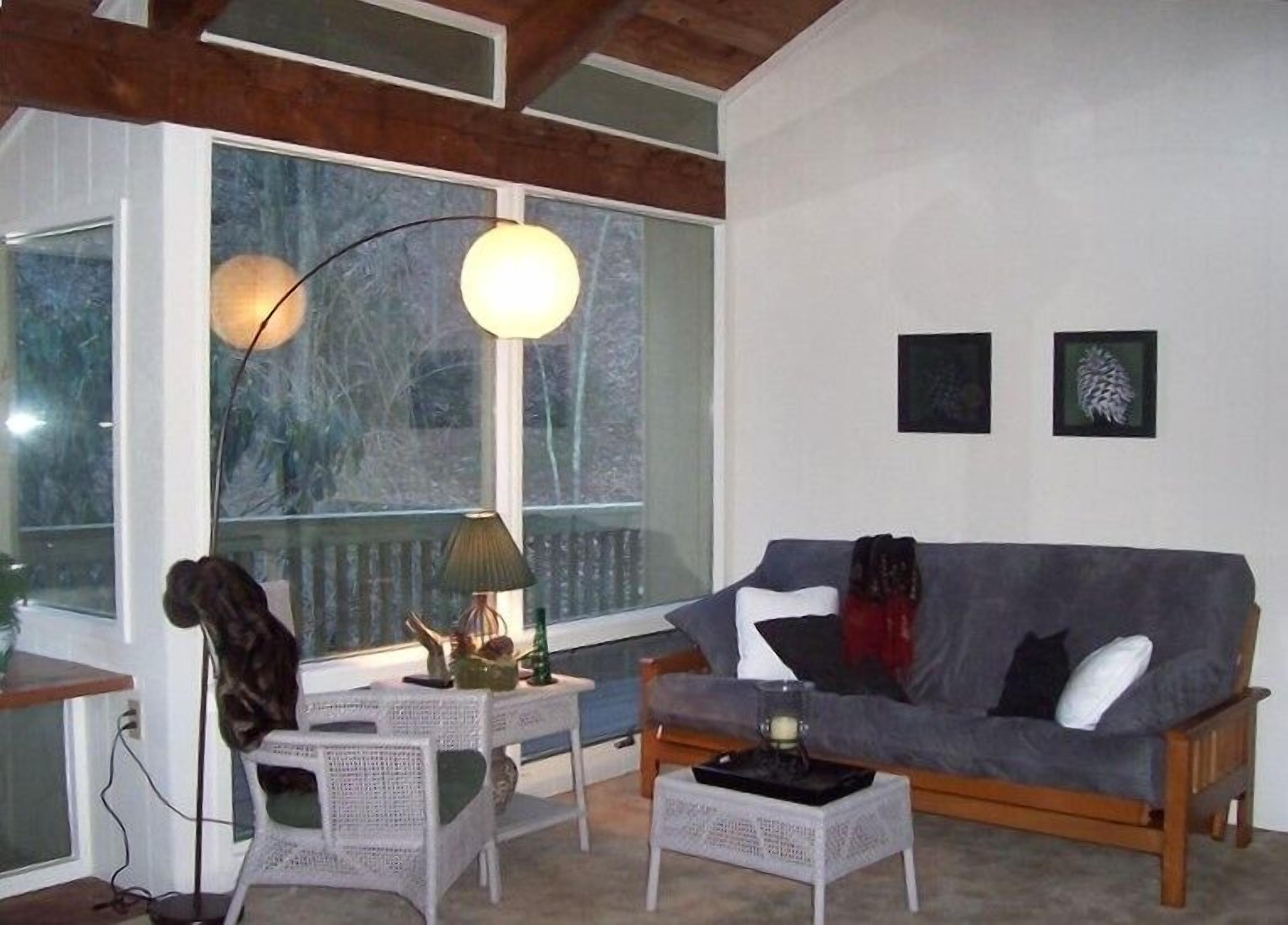 Creekfront Contemporary Rustic  Loft Cottage Sleeps 3