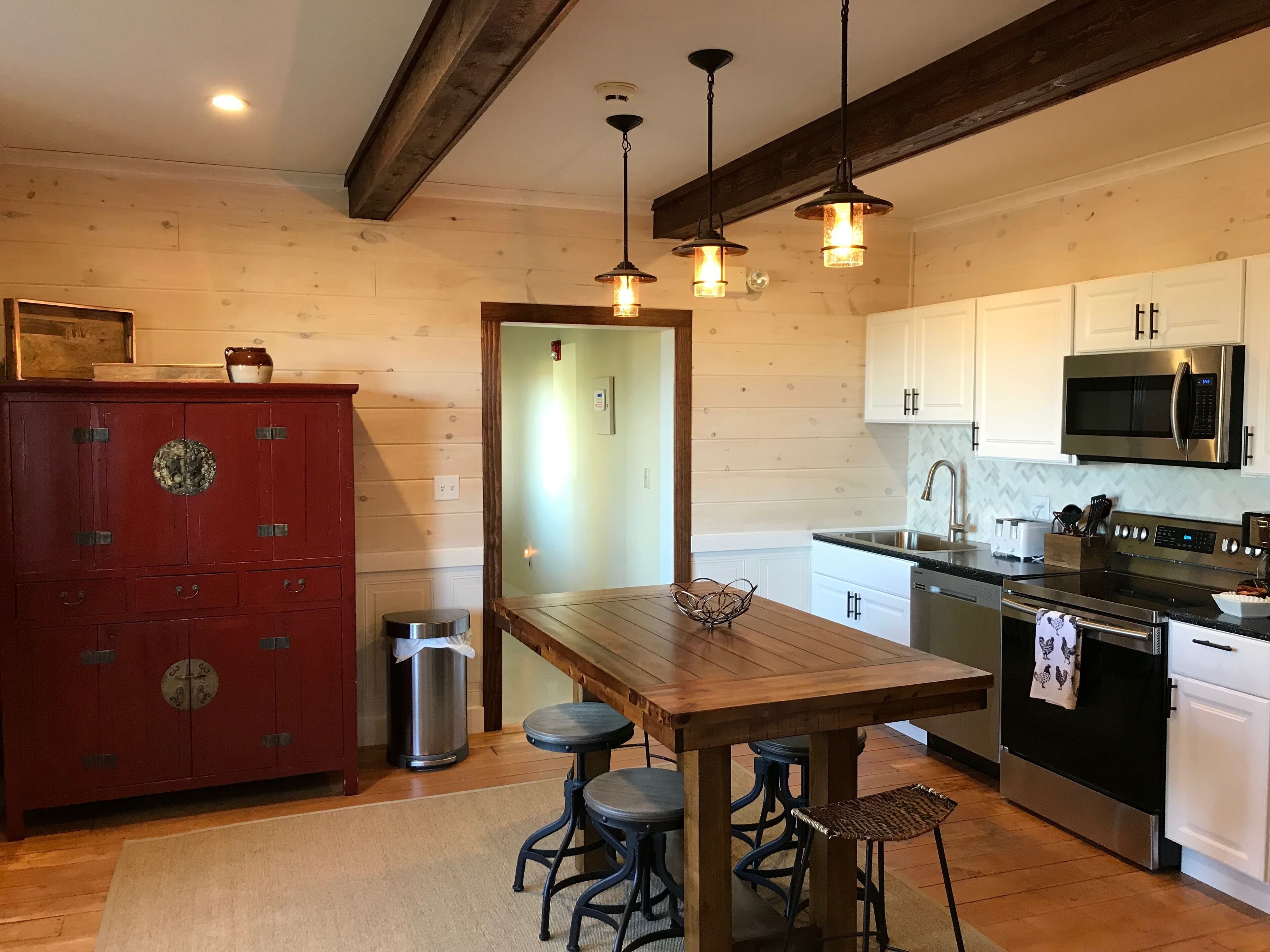 Millsite Lodge: 25 persons lodging & Wedding Patio