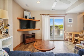 TV, caminetto, impianto stereo