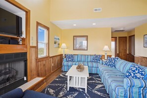 TV, caminetto, impianto stereo