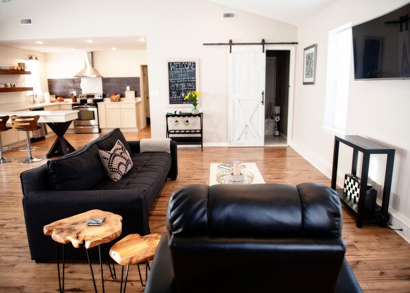 Smart TV, books, stereo, offices