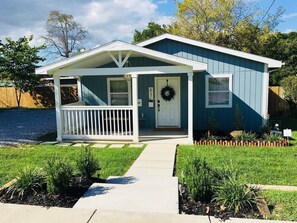 Exterior - The Maple Haus -everything Youre Looking For! (Rogers)