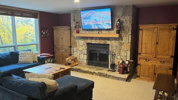 Fernseher, Kamin, DVD-Player, Tischfußball