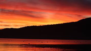 Na praia, espreguiçadeiras, toalhas de praia