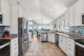 Køleskab, mikrobølgeovn, ovn, kogeplade