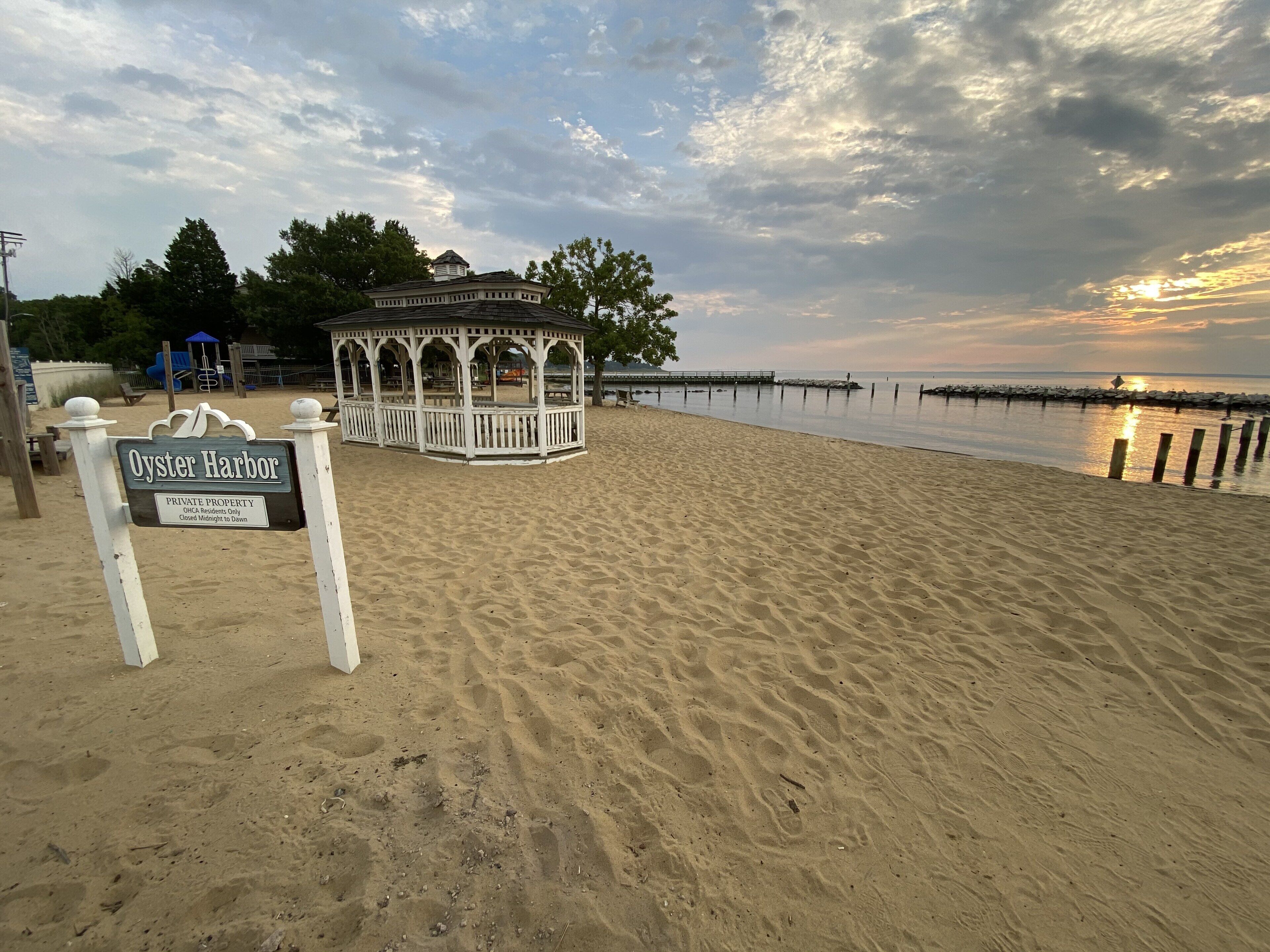 بالقرب من الشاطئ، كراسي للتشمس، مناشف للشاطئ