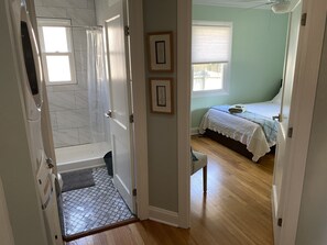 2 chambres, bureau, fer et planche à repasser, lit parapluie