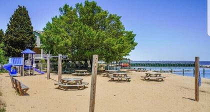 Cozy Cottage by the Beach - Waterview<br>Minutes from Downtown Annapolis