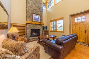 Smart TV, caminetto, videoteca