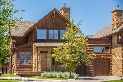 Plush Townhome! Walk to Music in The Mountains Every Thurs! 15 Min Drive to Reso