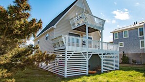 Une maison à deux étages dotée d’un balcon et d’un porche abrité.