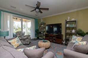 Een smart-tv en een kantoor