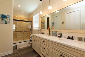 Combined shower/bathtub, hair dryer - Canal-Front Getaway with Private Pool & Dock (Marathon)