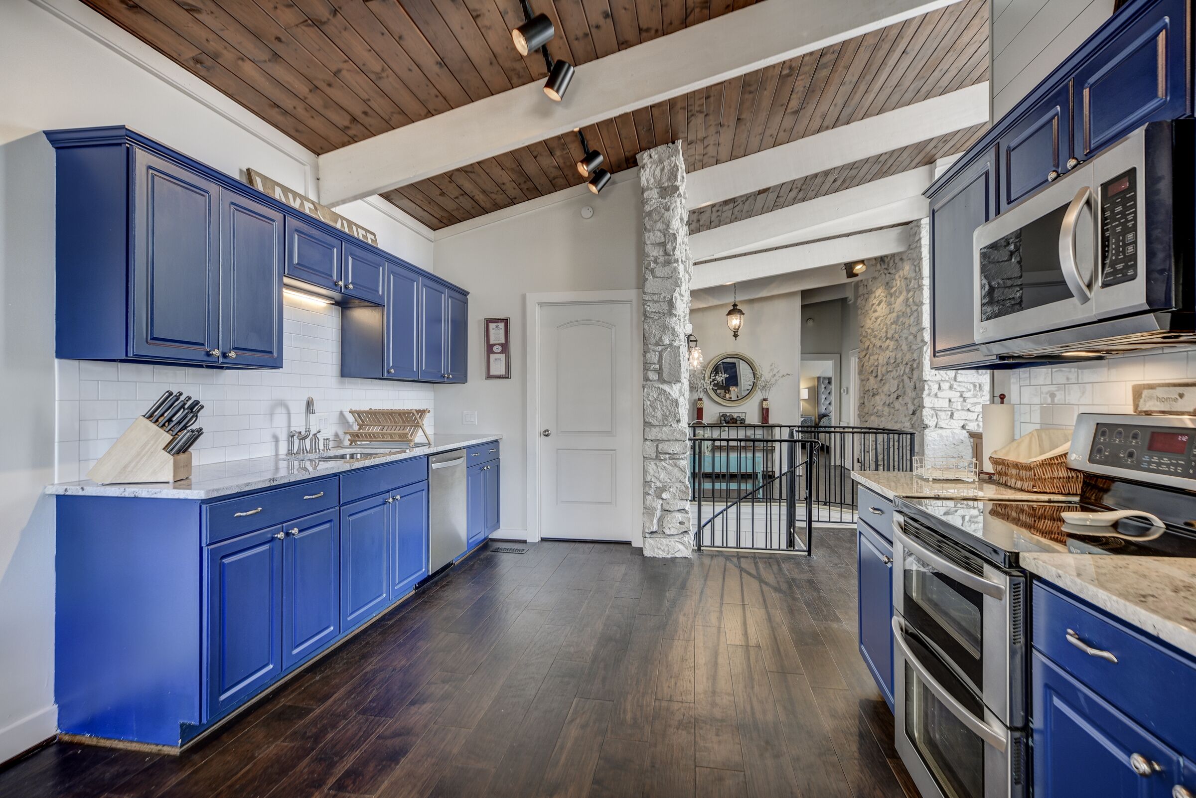 GORGEOUS & Newly Renovated Lake House in Nashville with sunset views