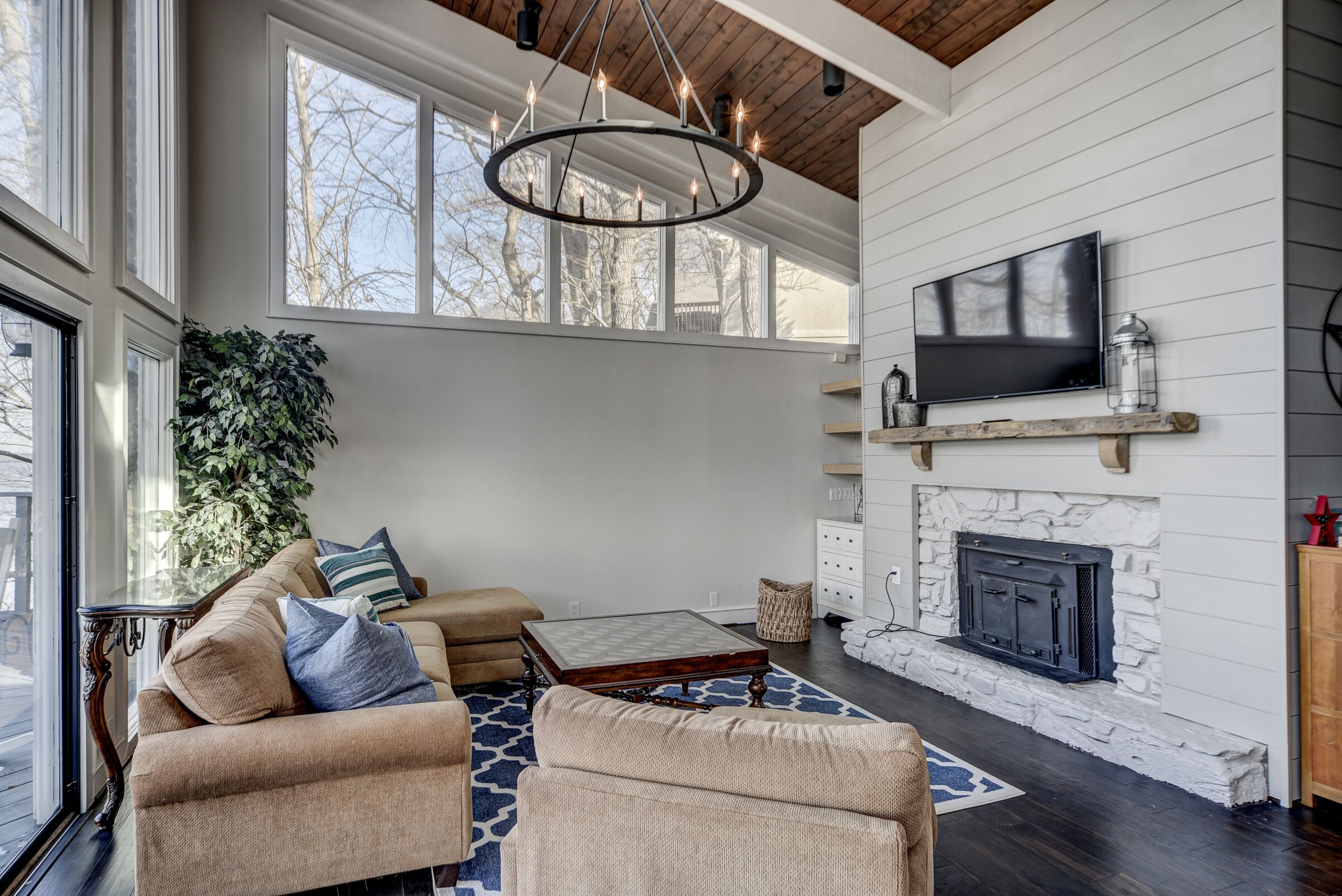 GORGEOUS & Newly Renovated Lake House in Nashville with sunset views