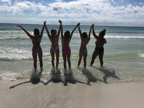 På stranden, solsenger og strandhåndklær