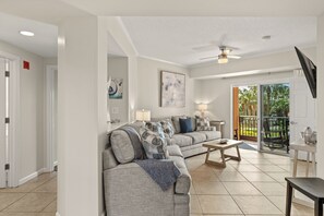 TV, video games, DVD player, books - BEACHFRONT! Fully Stocked. FLYING? ... KIDS? No Problem - No Stress. (Miramar Beach)