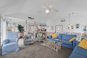 Fernseher, DVD-Player, Bücher, Stereoanlage