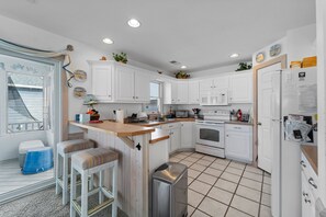 Køleskab, mikrobølgeovn, ovn, kogeplade