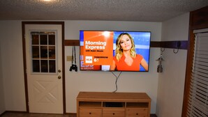 Un televisor montado en la pared mostrando 'Morning Express con Robin Meade'.