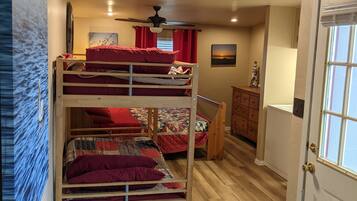 3 slaapkamers, een strijkplank/strijkijzer, gratis wifi, beddengoed