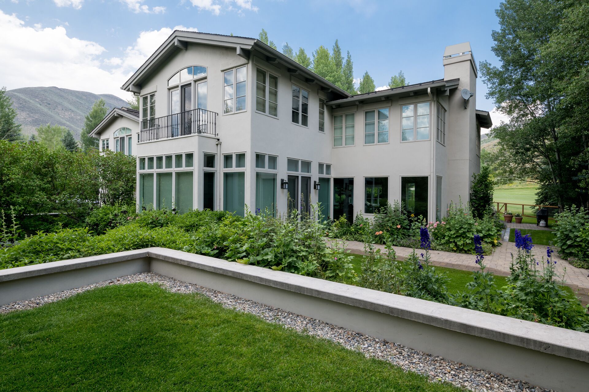  Luxury Fairway Road home on golf course. Air conditioned, fenced yard
